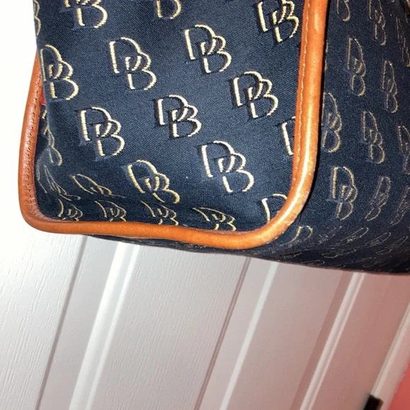 DOONEY & BOURKE BLACK & TAN SHOULDER BAG. VERY CLEAN! ALMOST LIKE NEW - Picture 5 of 15